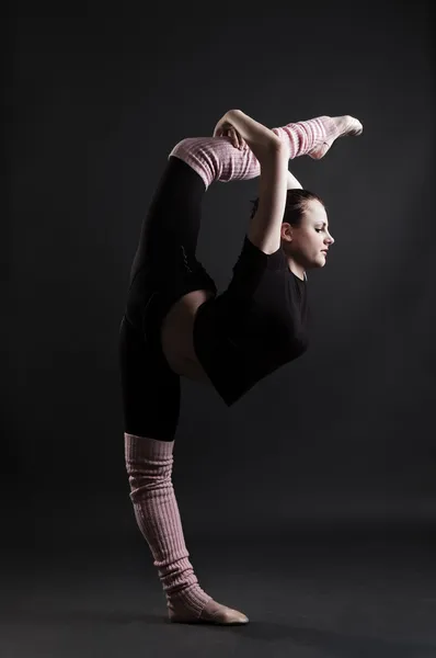 Красивая гимнастка делает сплит — стоковое фото