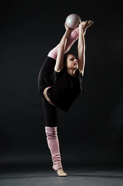 Красивая гимнастка с мячом — стоковое фото