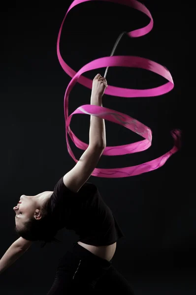 Mooie gymnast met roze lint — Stockfoto