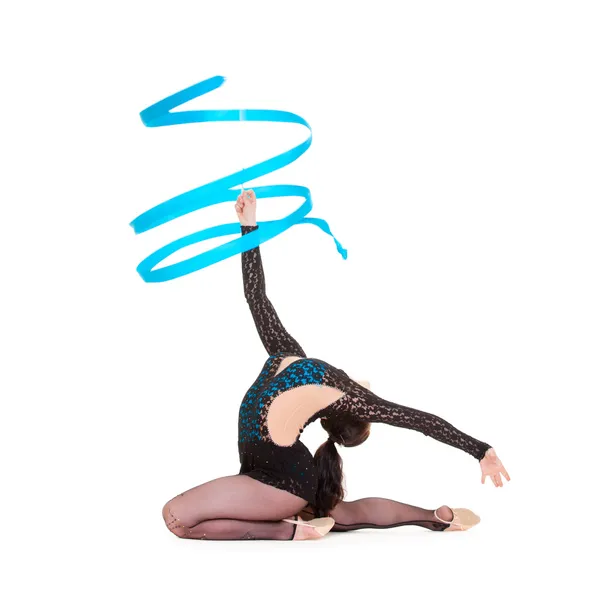 Flexible Turnerin tanzt mit blauem Band — Stockfoto