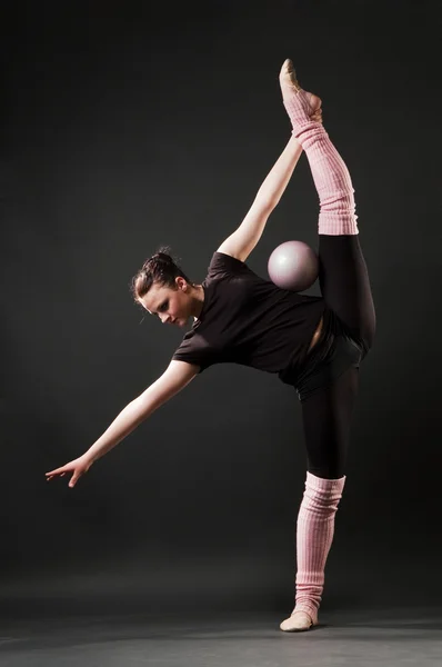 Витончена танцівниця з м'ячем — стокове фото