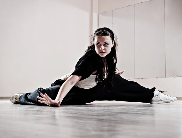 Хип-хоп девушка в танцевальном движении — стоковое фото
