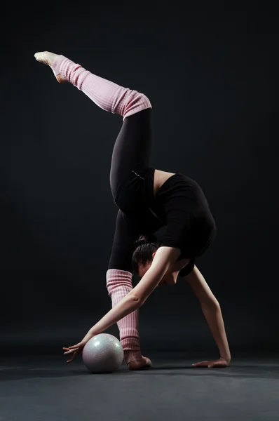 Прекрасная гимнастка с мячом — стоковое фото