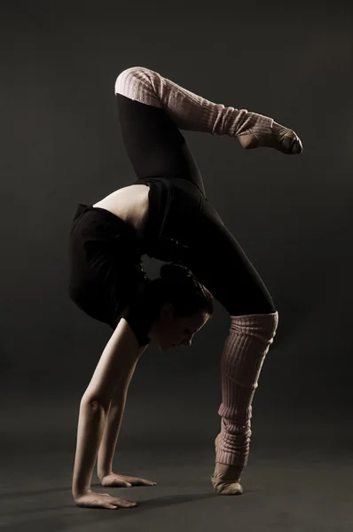 Прекрасная гимнастка — стоковое фото