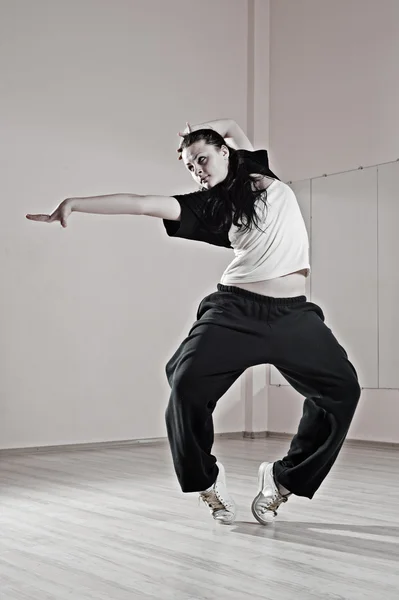 Прелестная хип-хоп девушка в танце — стоковое фото