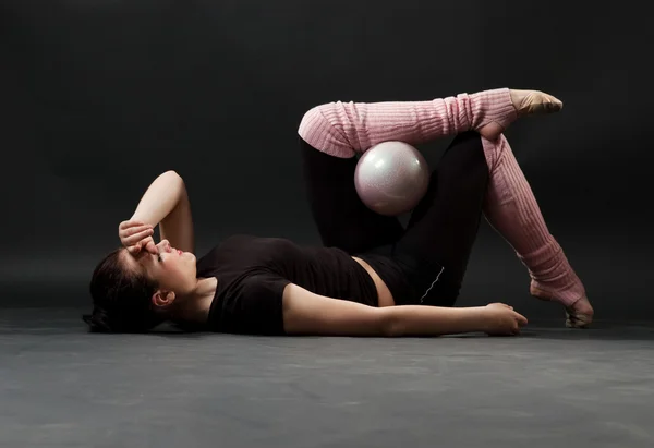 Уставшая гимнастка с мячом — стоковое фото