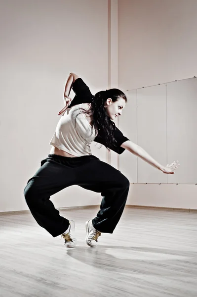 Junge hübsche Tänzerin in Bewegung — Stockfoto