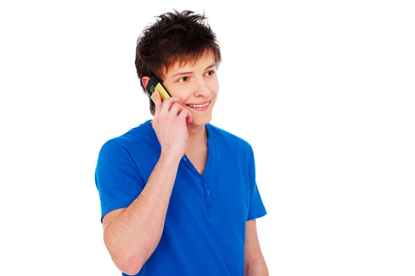 Счастливый молодой человек разговаривает по телефону — стоковое фото