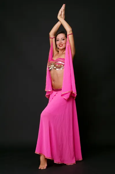 Atractiva bailarina oriental en pose —  Fotos de Stock