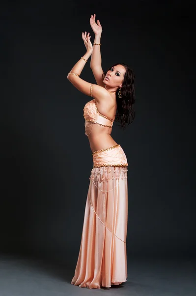Attraktiv kvinna dansar magdans — Stockfoto