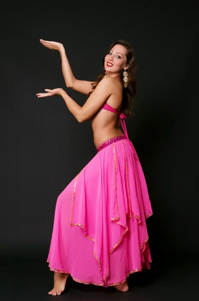 Mulher atraente dança do ventre dança — Fotografia de Stock