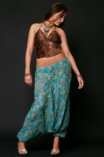 Приваблива жінка в індійському одязі позує — стокове фото