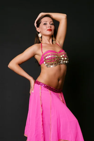 Элегантная танцовщица в костюме сцены — стоковое фото