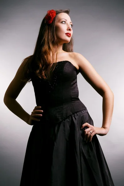 Elegante jonge vrouw in zwarte jurk — Stockfoto