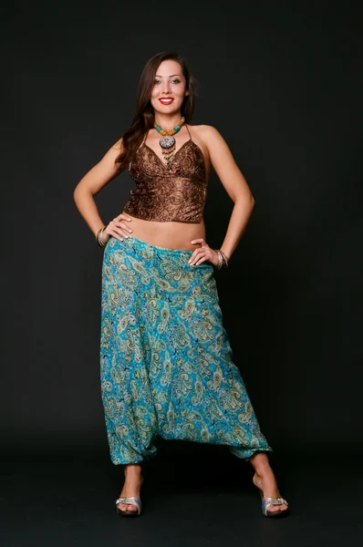 Όμορφη γυναίκα στην ινδική ρούχα — Φωτογραφία Αρχείου
