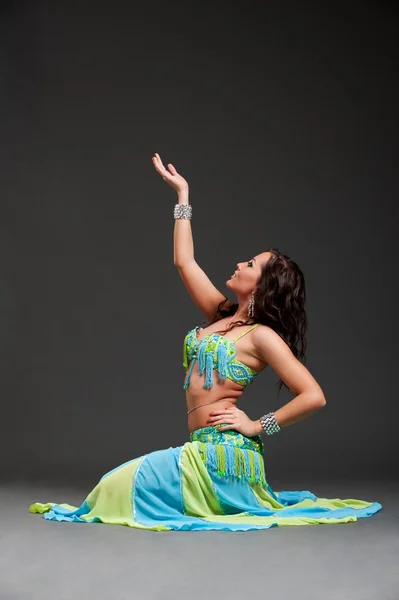 Oriental dançarina posando — Fotografia de Stock