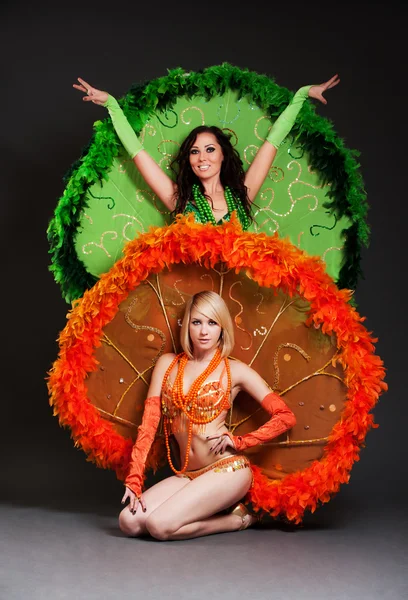 Две танцовщицы в костюмах сцены — стоковое фото