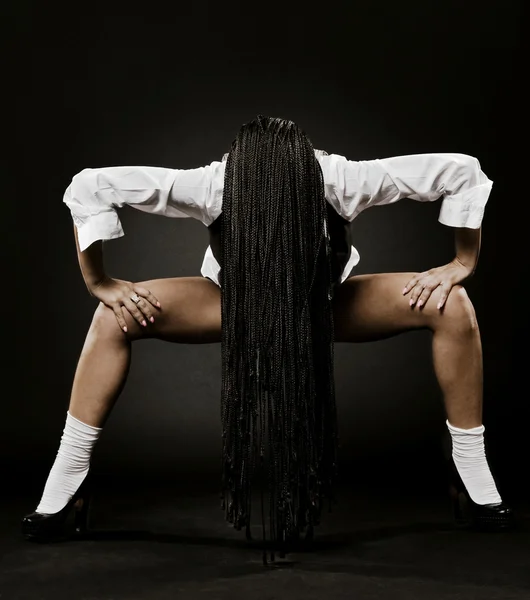 Umění portrét ženy s dlouhými černými dredy — Stock fotografie