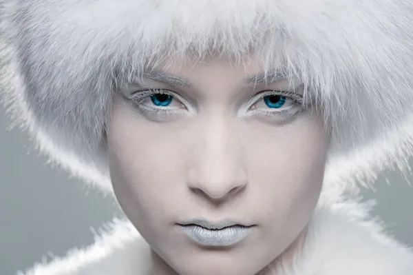 Frozen model in white fur — Stock Photo, Image