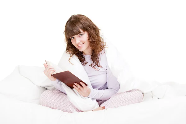 Schönes Mädchen liest Buch — Stockfoto