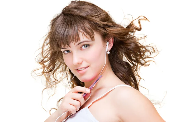Gyönyörű fiatal nő hallgat zenét — Stock Fotó