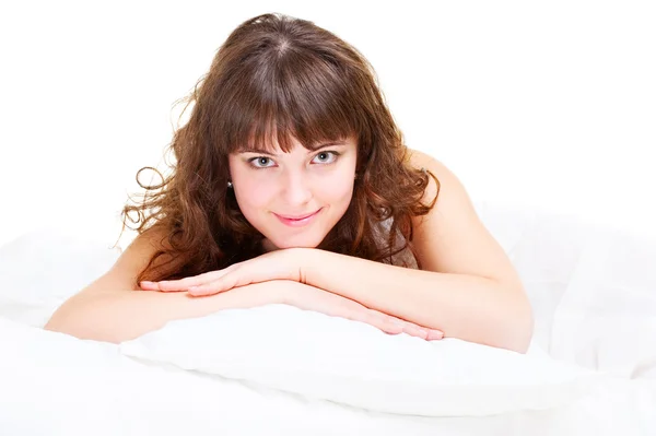 Pihentető az ágyban a gyönyörű fiatal nő — Stock Fotó