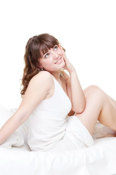 Vacker ung kvinna sitter på sängen — Stockfoto