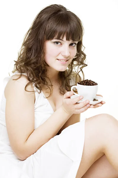 Красивая молодая женщина с чашкой — стоковое фото