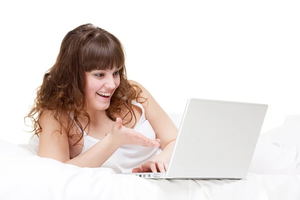 Ευτυχισμένη γυναίκα ψάχνει στο lap-top — Φωτογραφία Αρχείου