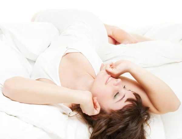 Mujer animada se relaja en la cama —  Fotos de Stock