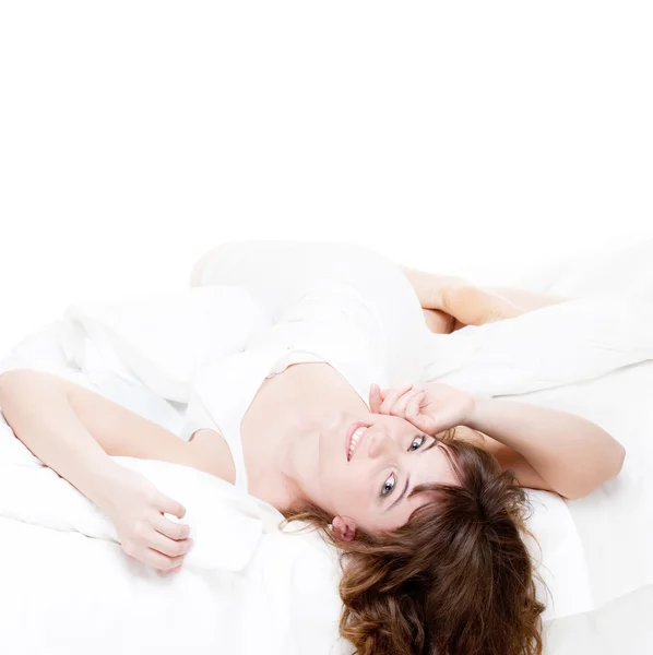 Szép nő, fehér ágyban pihenő — Stock Fotó