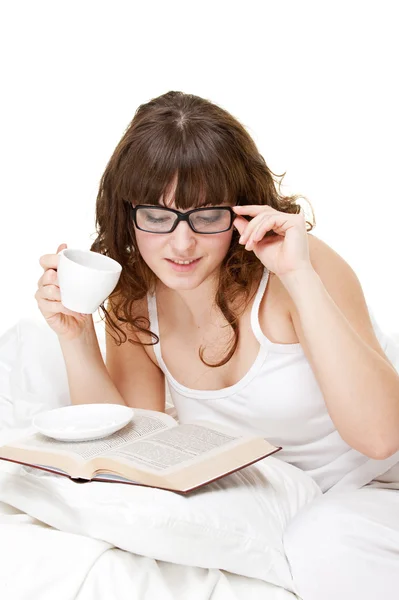 Hübsches Mädchen liest Buch und trinkt Kaffee — Stockfoto