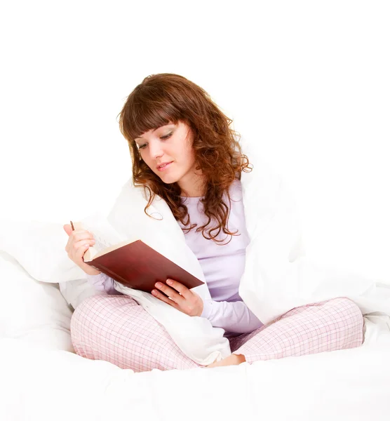 Ładna kobieta czytanie książki — Zdjęcie stockowe