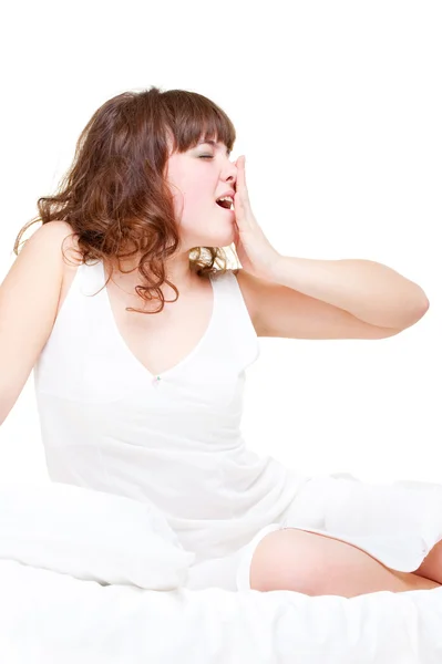 Mujer bastante joven está bostezando — Foto de Stock