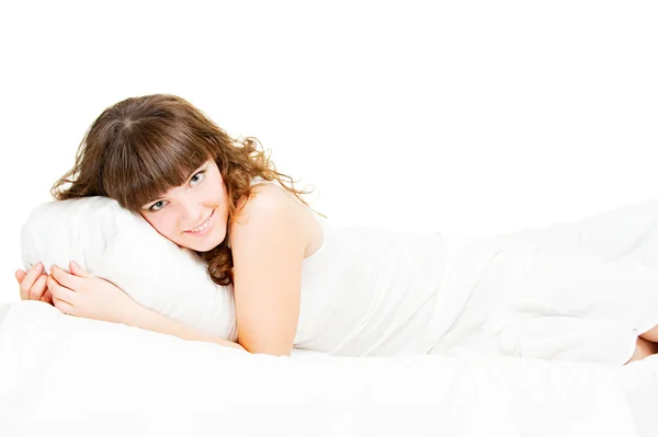 Молодая красивая девушка лежит в постели — стоковое фото