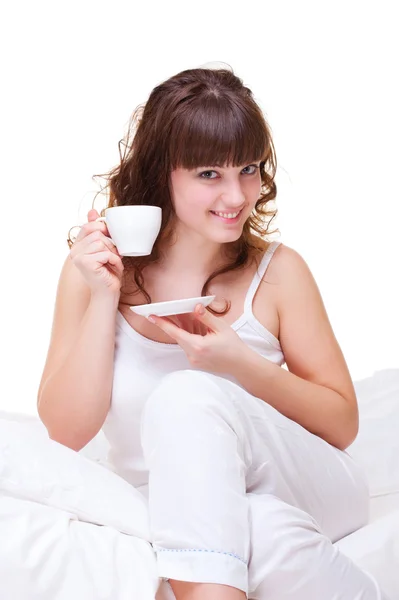 아침에 커피 한잔과 함께 젊은 여성 — 스톡 사진