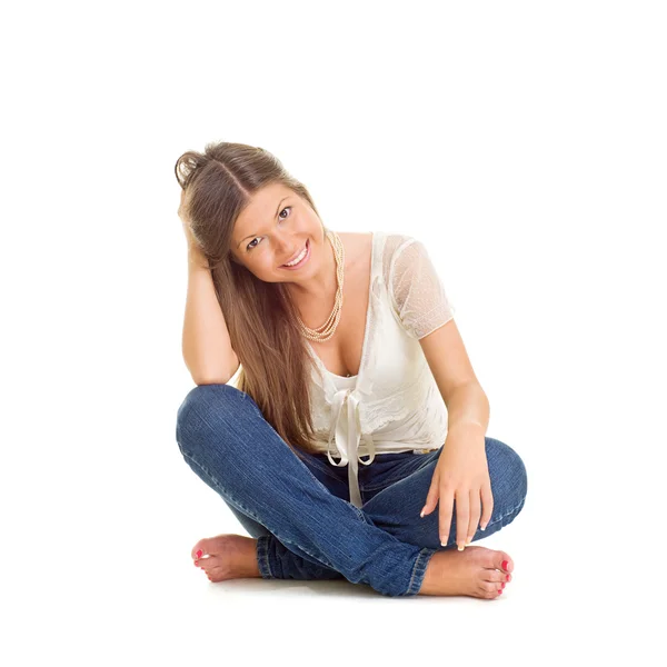 Веселая молодая женщина в джинсах — стоковое фото