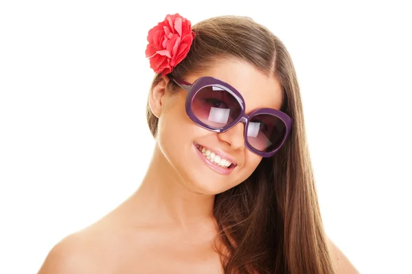 Smiley νεαρή γυναίκα σε γυαλιά ηλίου — Φωτογραφία Αρχείου