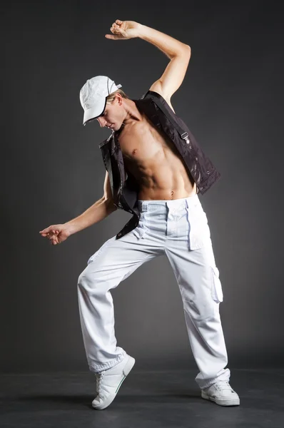 Привлекательная танцовщица в белой кепке — стоковое фото