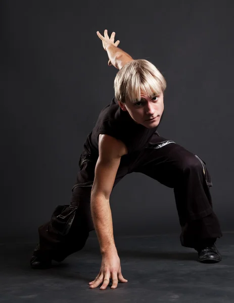 Blond breakdancer i rörelse — Stockfoto