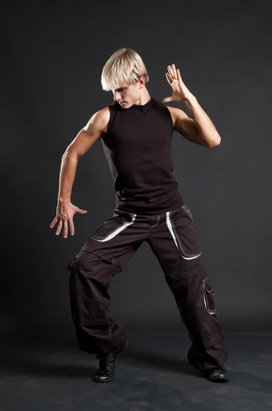 Fresco ballerino hip-hop in abiti neri in posa — Foto Stock