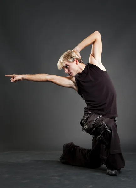 Bonito breakdancer em roupas pretas posando — Fotografia de Stock