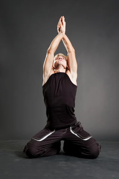 Yogi in zwarte kleding poseren — Stockfoto