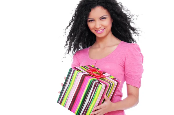 Счастливая женщина с подарком — стоковое фото
