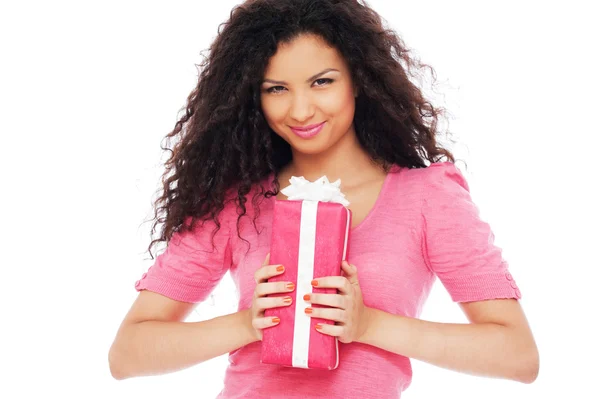 Mujer feliz con un regalo — Foto de Stock