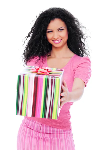 Mulher alegre com caixa de presente — Fotografia de Stock