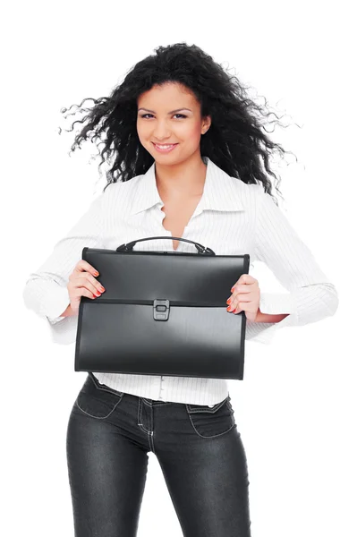 Досить усміхнена жінка тримає чорний портфель — стокове фото