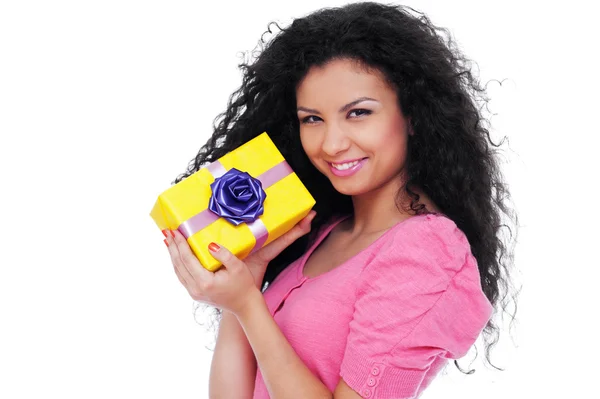 Hezká žena drží malé žluté dárkové — Stock fotografie