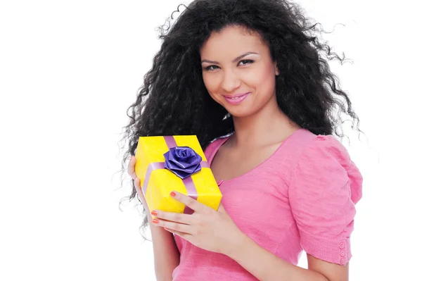 Hübsche Frau mit kleinem gelben Geschenk — Stockfoto