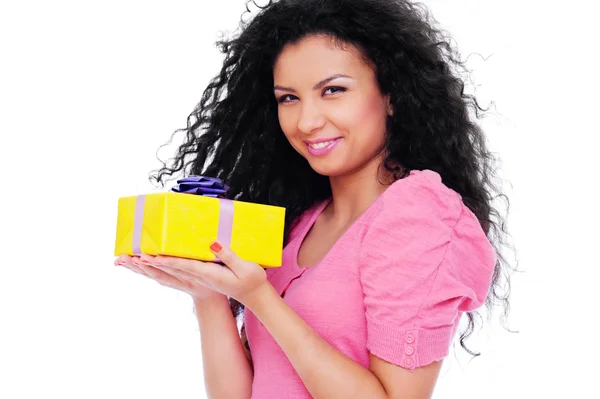 Ładna kobieta trzyma mały prezent żółty — Zdjęcie stockowe